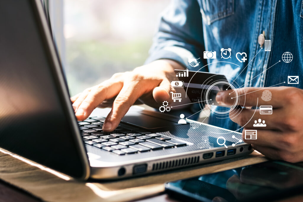 Profissional utilizando computador e ferramentas digitais, representando a transformação digital e os desafios da gestão de processos nas empresas.